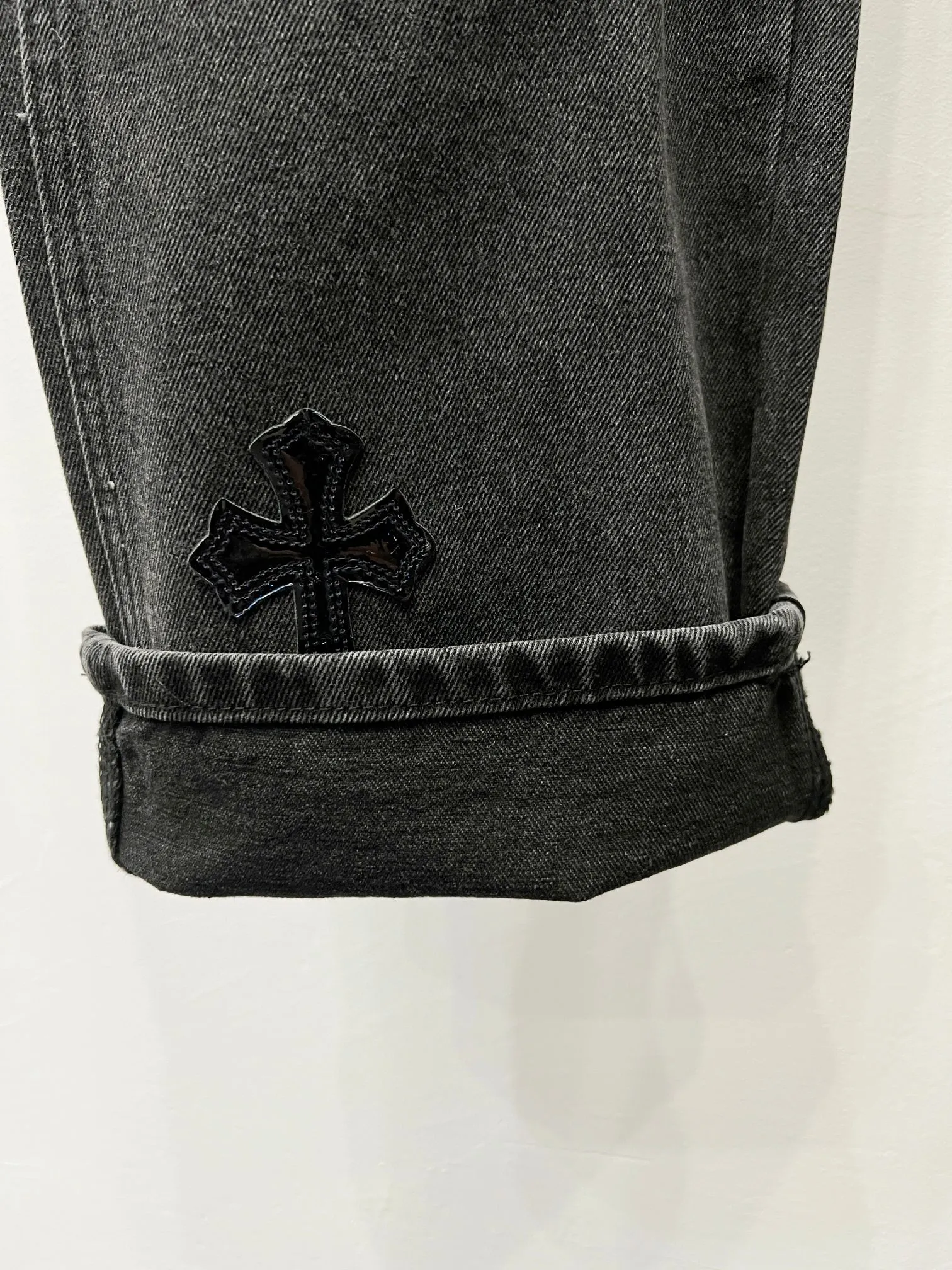 P270 Style No.: (K730) Chrome Hearts & Chrome Hearts 25FW CH workwear logging black and orange patchwork leather limited edition cow king jeans Chrome Hearts’ most popular color pants are made of beaded canvas fabric. Heavy washing makes the upper body of the fabric more textured and the pants are tall and straight! The three-dimensional cutting of the whole trousers is a masterpiece! The hardware is customized by zp. The beaded canvas fabric is thick and soft after being washed. It has good breathability. Customized small leather label. Unique design. The details are simple and elegant, and the workmanship is exquisite. The whole trousers are neatly routed and the details are in place! It’s so cool that both men and women can easily control the genderless trend!  Size: 30-32-34-36 Color: black